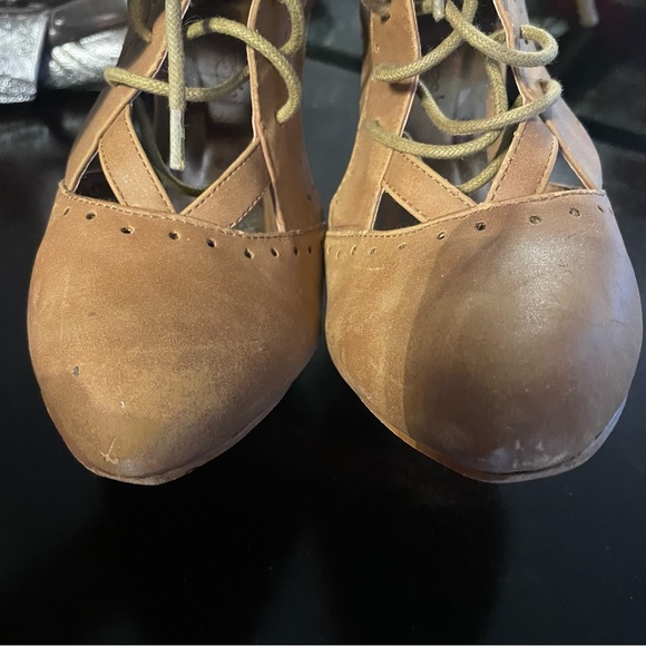 Tan cut out boot heel with laces - Picture 5 of 9